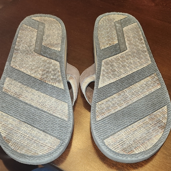 Kirra Brown and Tan Flip Flops Sz12 - Picture 7 of 8